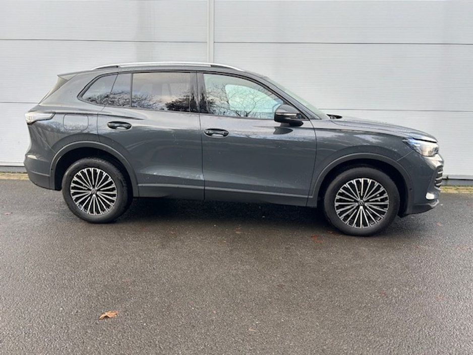 2025 Volkswagen Tiguan - image 2