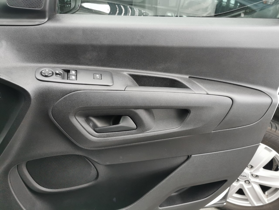 2022 Citroen Berlingo - image 14