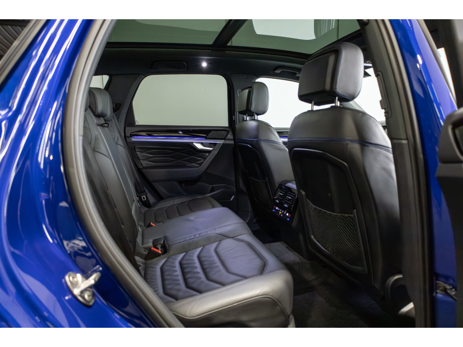 2021 Volkswagen Touareg - image 12