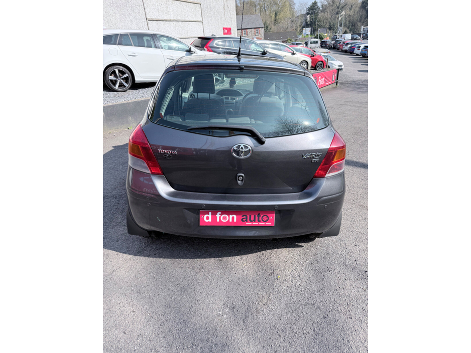 2009 Toyota Yaris - image 11