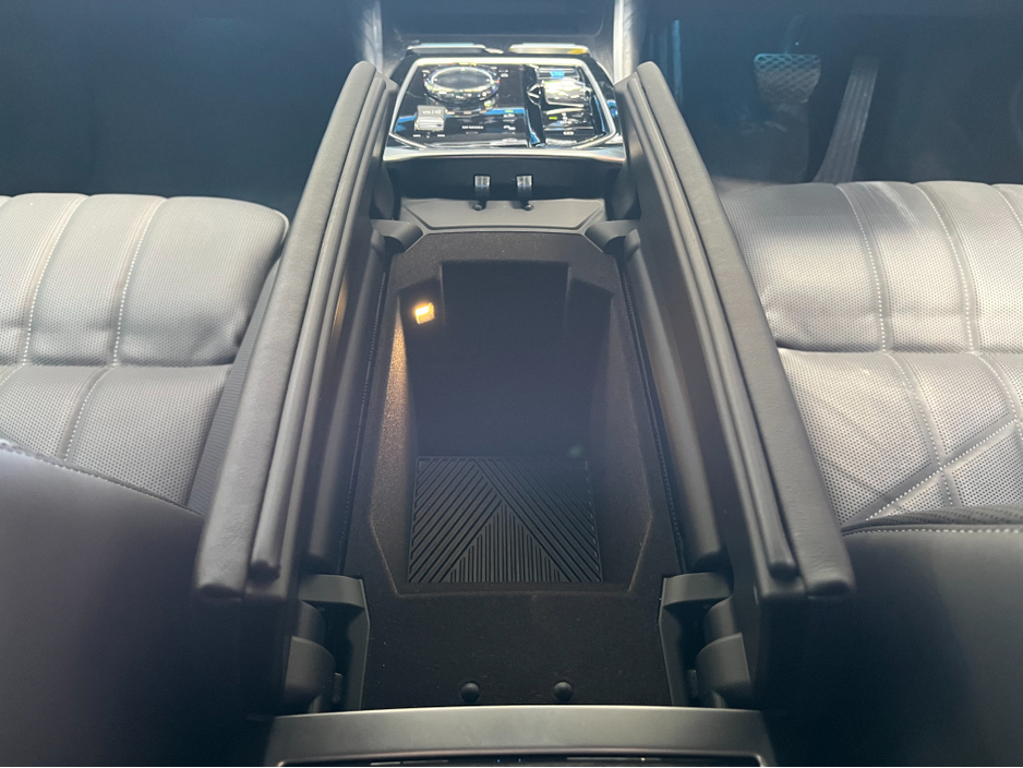 2024 BMW i7 - image 32