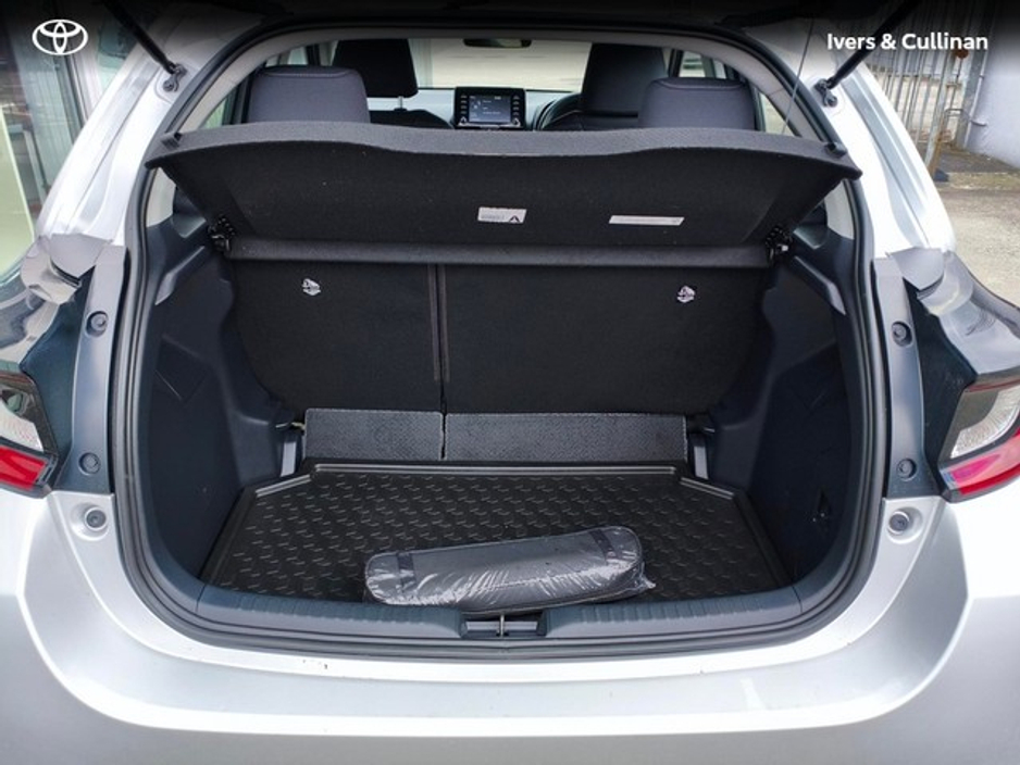 2021 Toyota Yaris - image 8