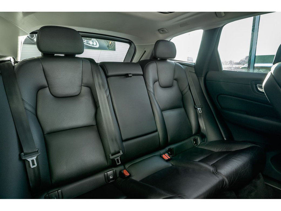 2022 Volvo XC60 T6 CORE BRIGHT SUNROOF 350BHP AWD €42,899