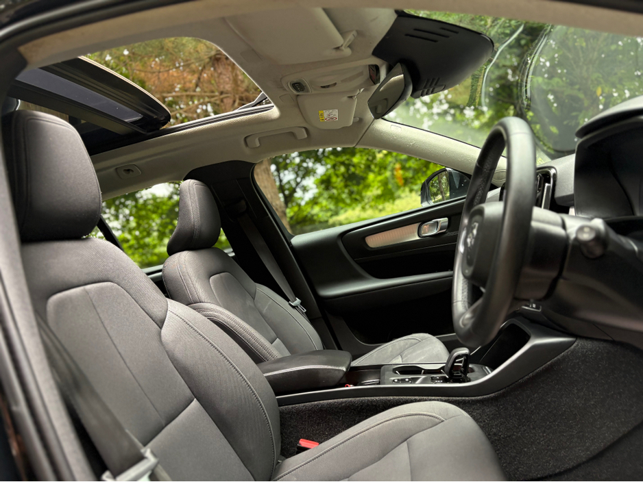 2022 Volvo XC40 - image 13