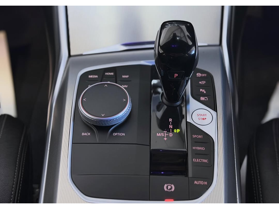 2021 BMW 3 Series - image 18