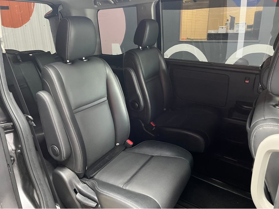 2022 Honda Stepwagon - image 11