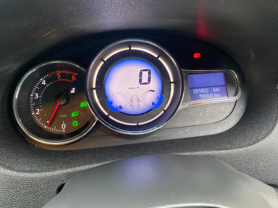 2015 Renault Fluence - image 6