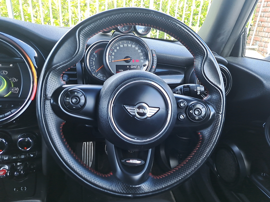 2016 MINI Cooper S - image 19