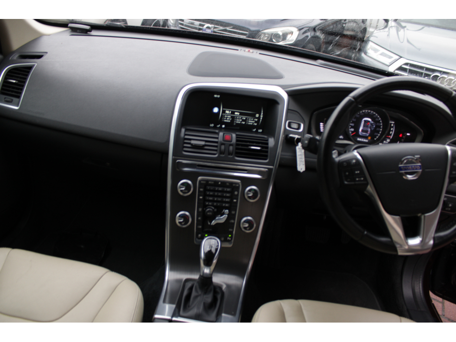 2015 Volvo XC60 - image 17