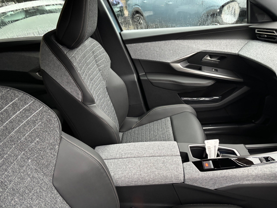 2026 Peugeot 5008 BEV 73kwh 210hp Allure €54,500