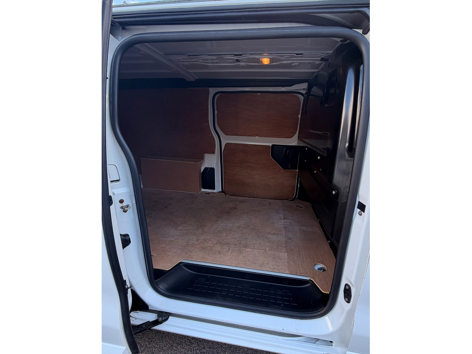 2022 Opel Vivaro - image 4