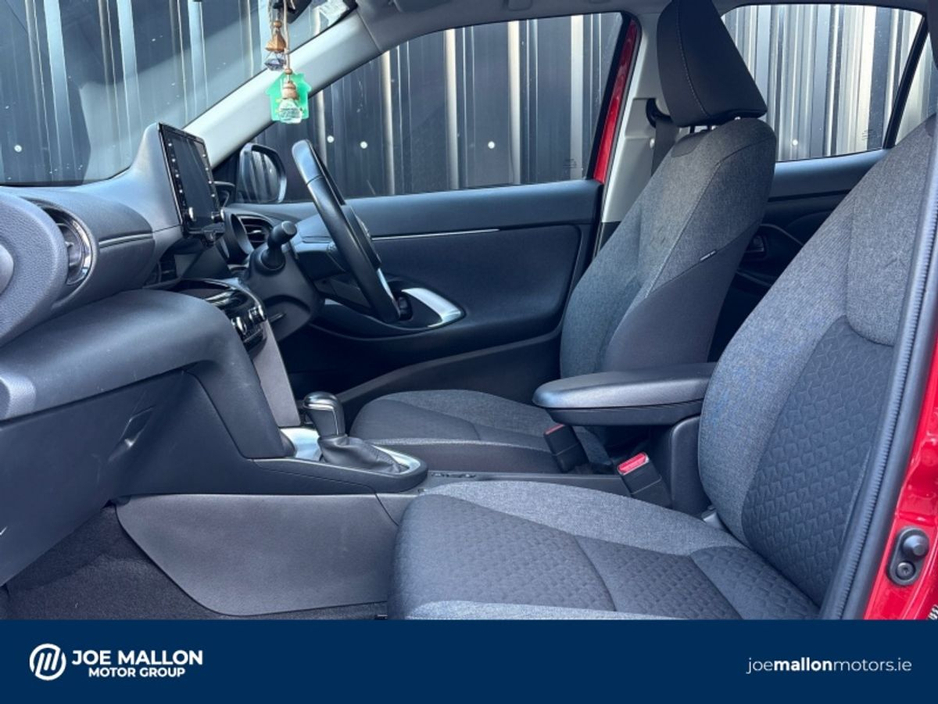 2023 Toyota Yaris Cross - image 8