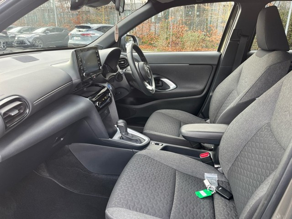 2024 Toyota Yaris Cross - image 6