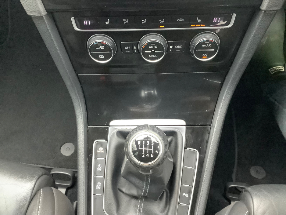 2014 Volkswagen Golf - image 26