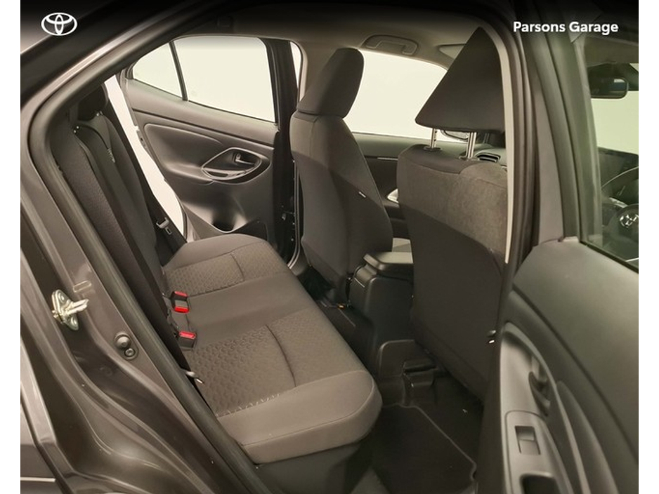 2023 Toyota Yaris Cross - image 8