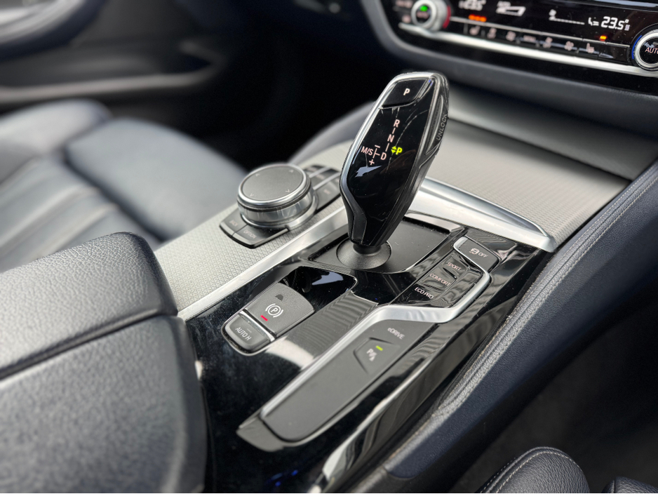 2017 BMW 5 Series - image 29