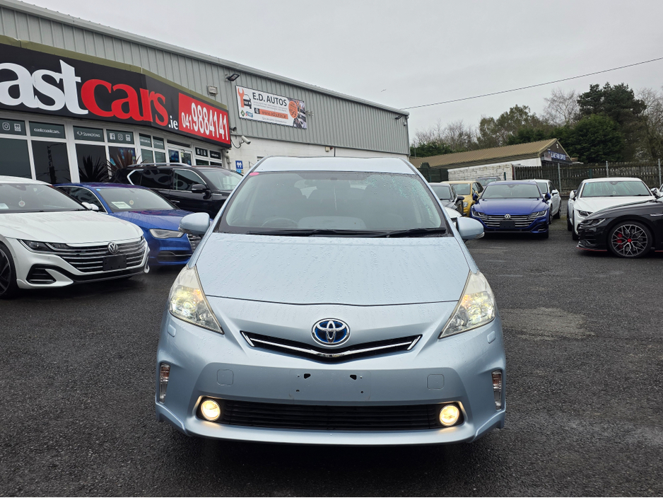 2013 Toyota Prius Alpha - image 3