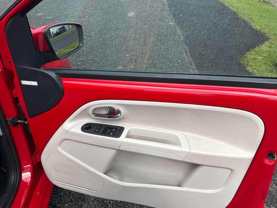 2015 Volkswagen up! - image 11