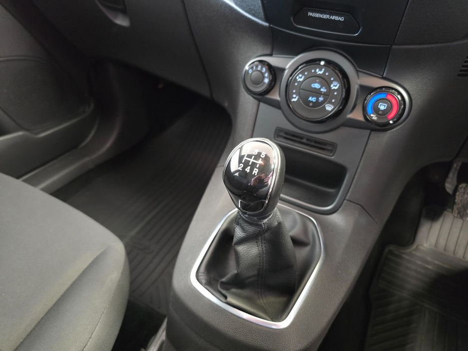 2014 Ford Fiesta - image 14