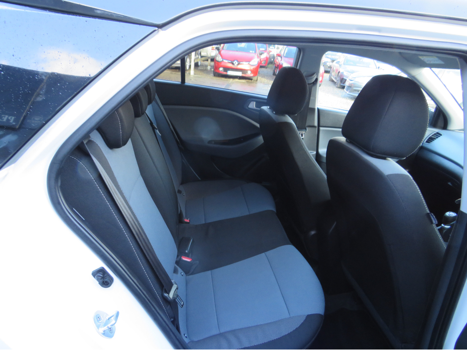 2015 Hyundai i20 - image 6