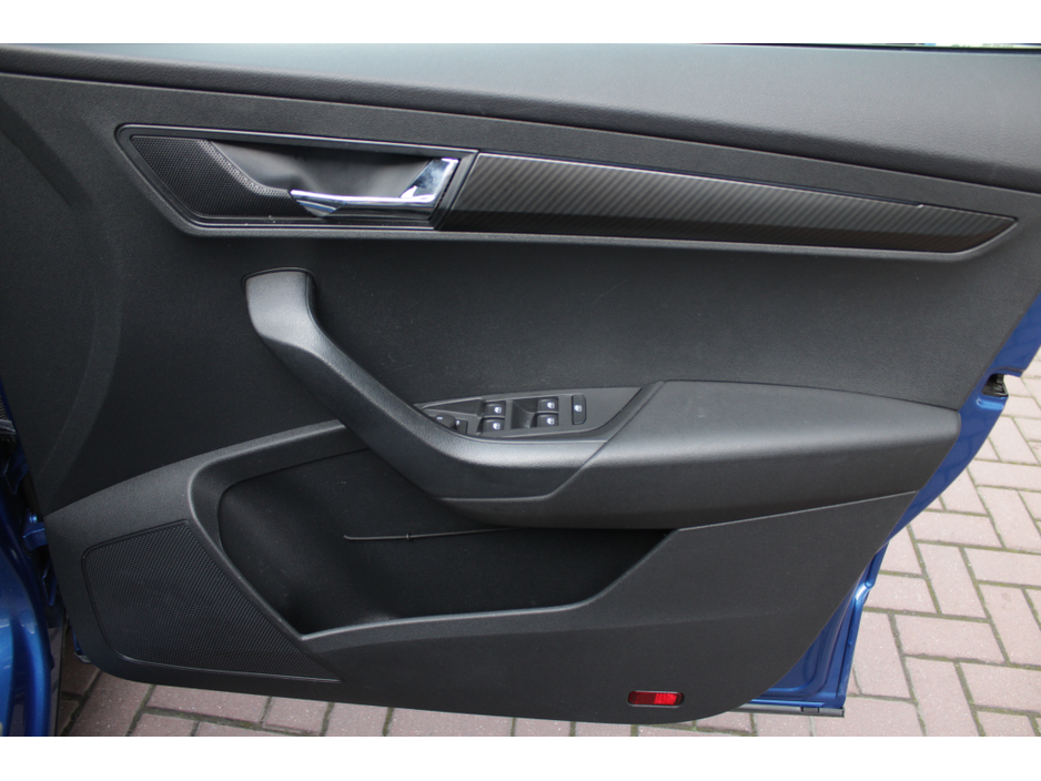 2020 Skoda Karoq - image 10