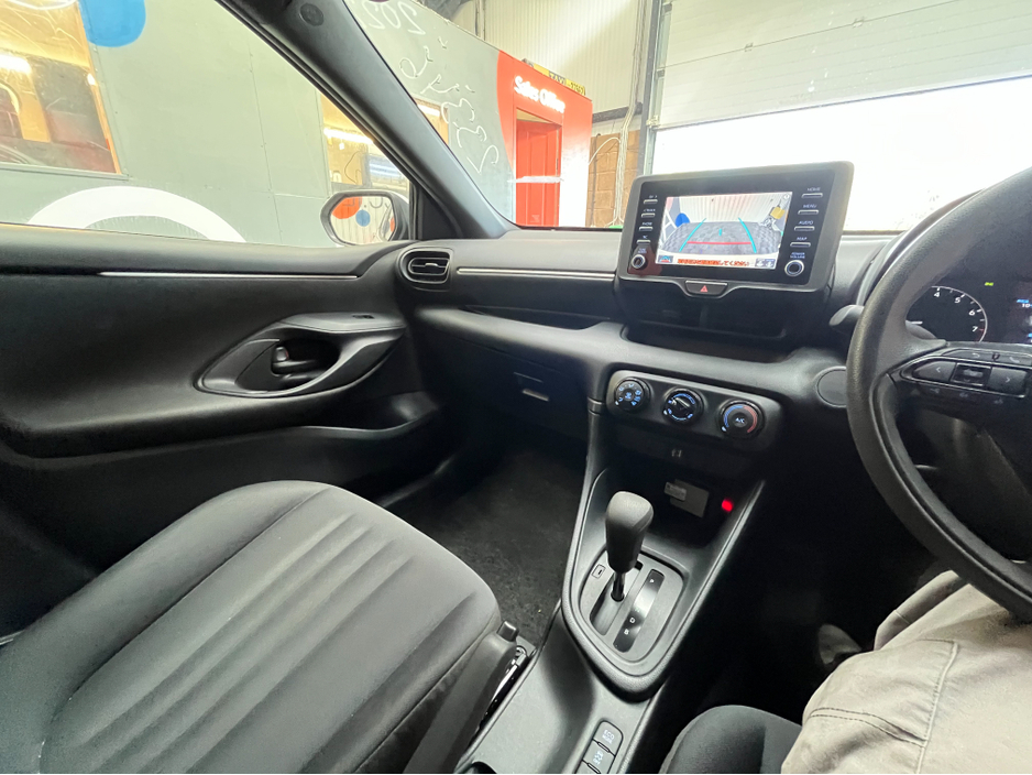 2022 Toyota Yaris - image 13