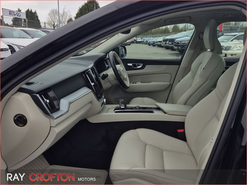 2022 Volvo XC60 - image 6