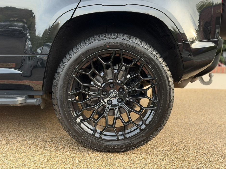 2025 Land Rover Defender - image 5