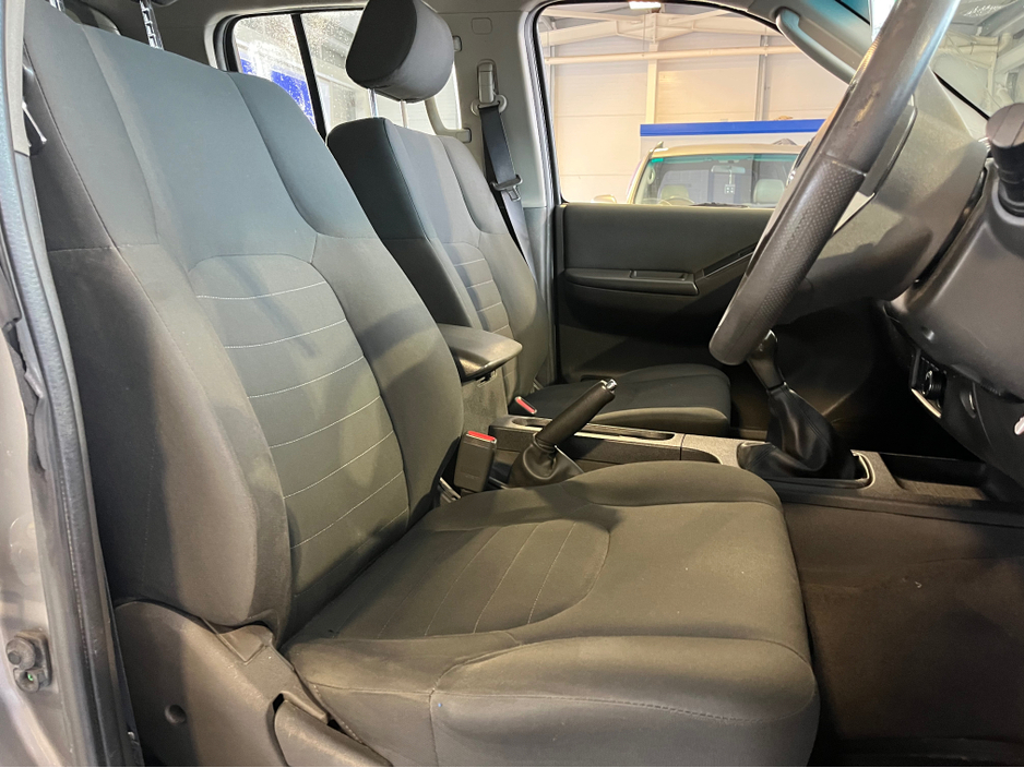 2015 Nissan Navara - image 14