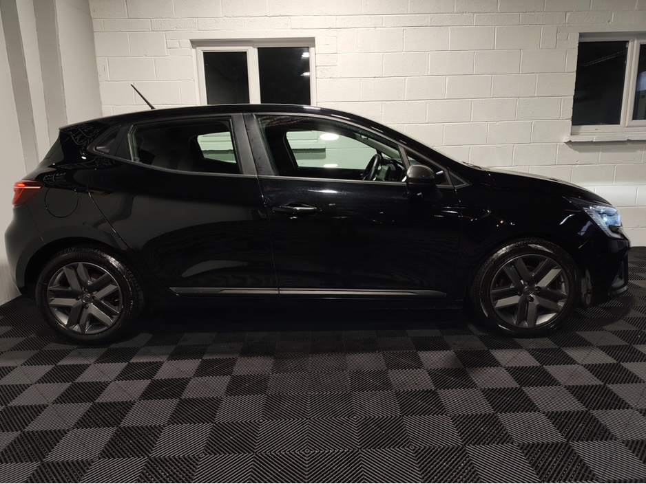 2022 Renault Clio - image 6