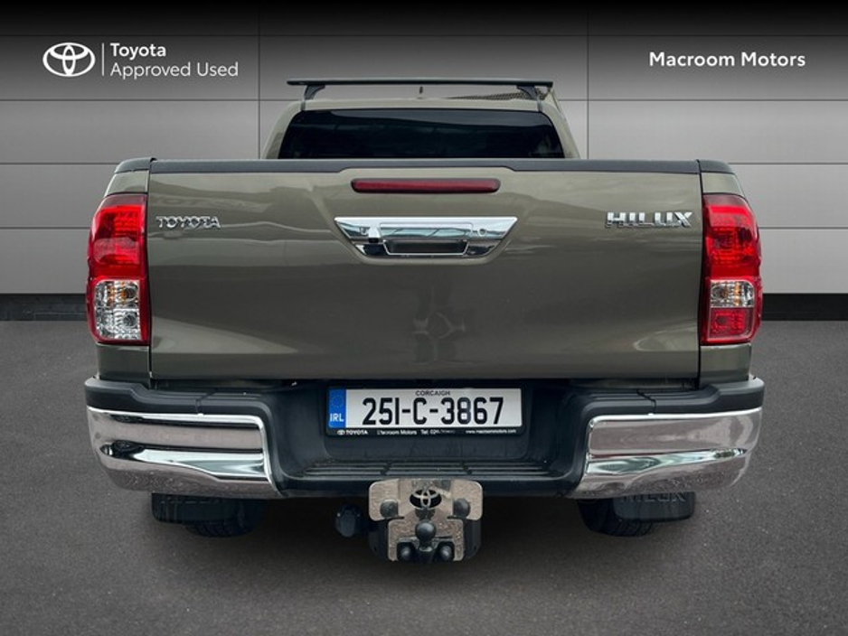 2025 Toyota Hilux - image 4