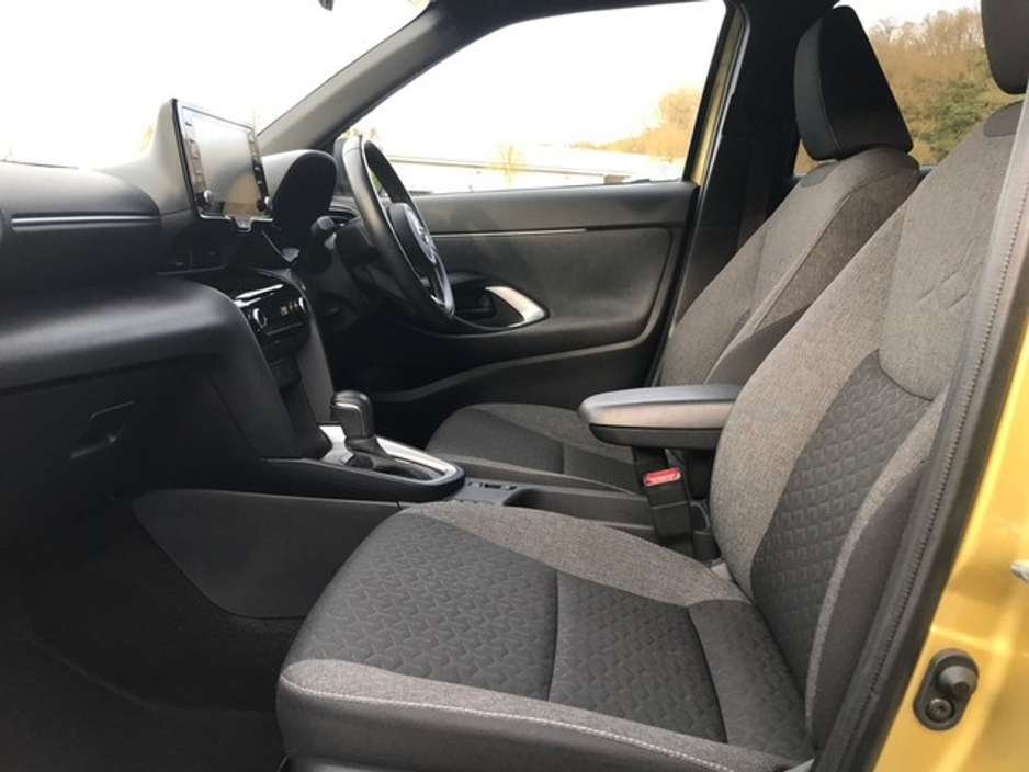 2022 Toyota Yaris Cross - image 6