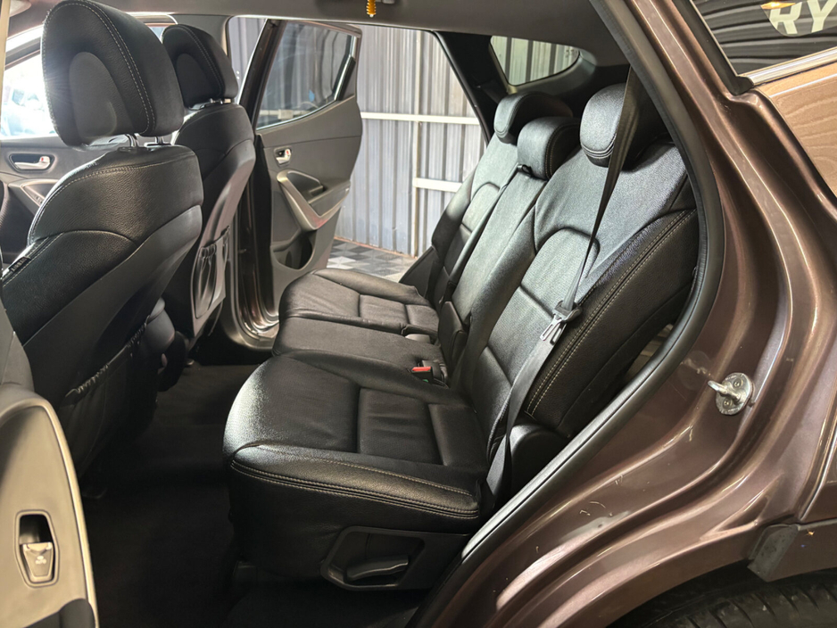 2014 Hyundai Santa Fe - image 23