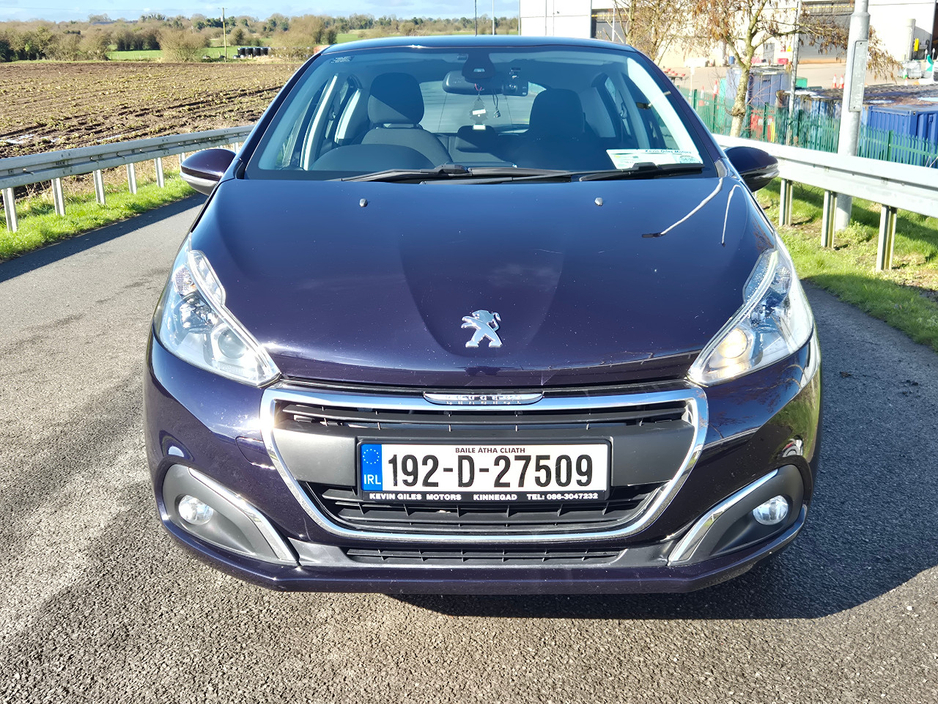 2019 Peugeot 208 - image 2