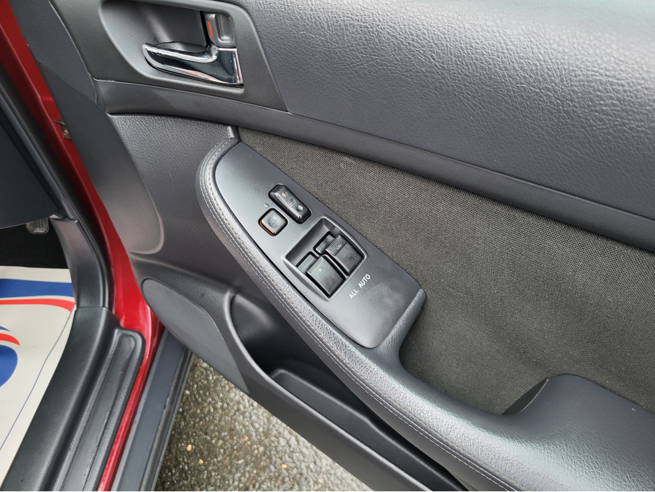 2006 Toyota Avensis - image 17