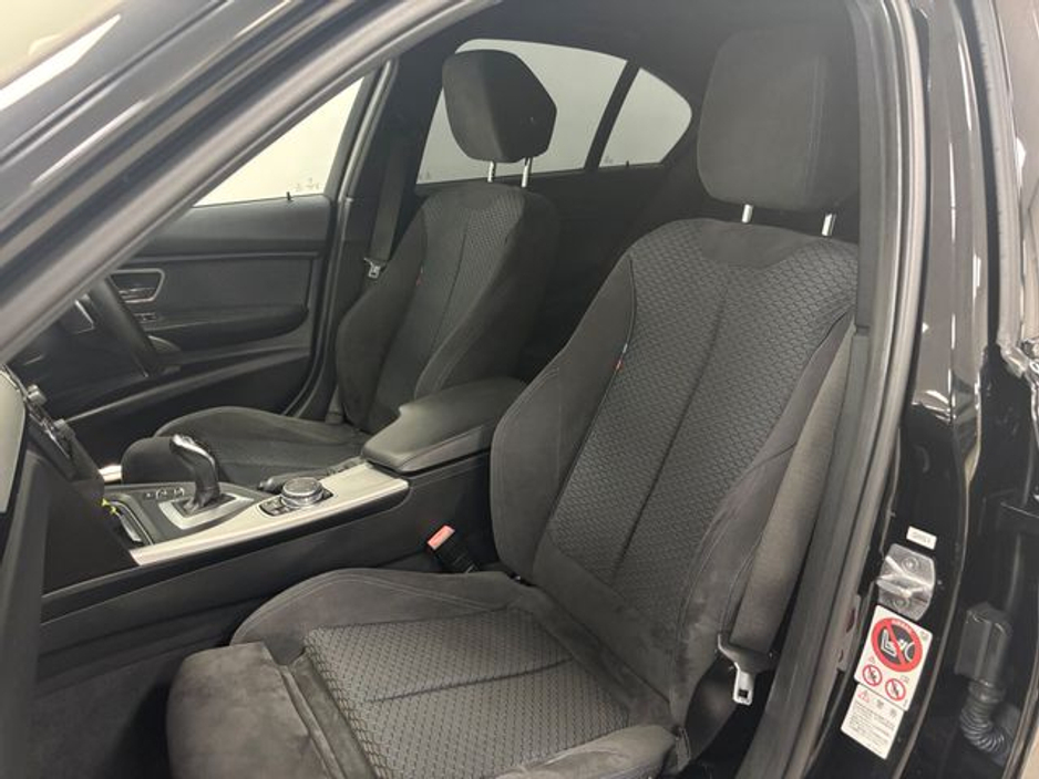 2018 BMW 3 Series - image 12