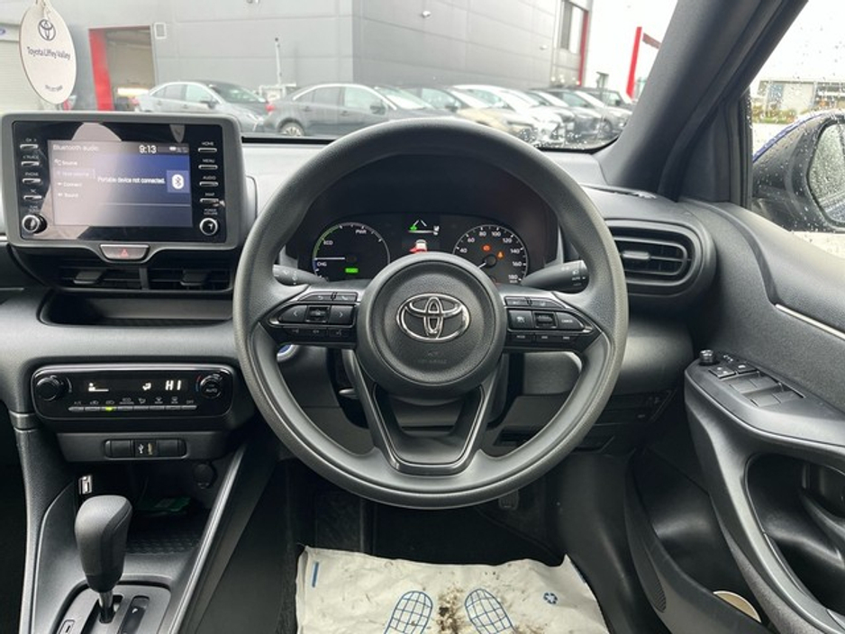 2021 Toyota Yaris - image 9