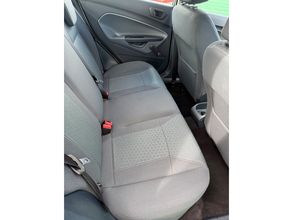 2009 Ford Fiesta - image 8