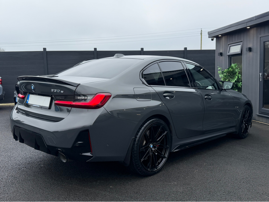 2023 BMW 3 Series - image 7