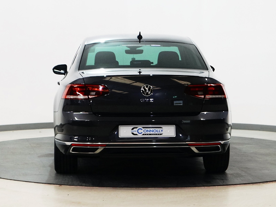 2021 Volkswagen Passat - image 4