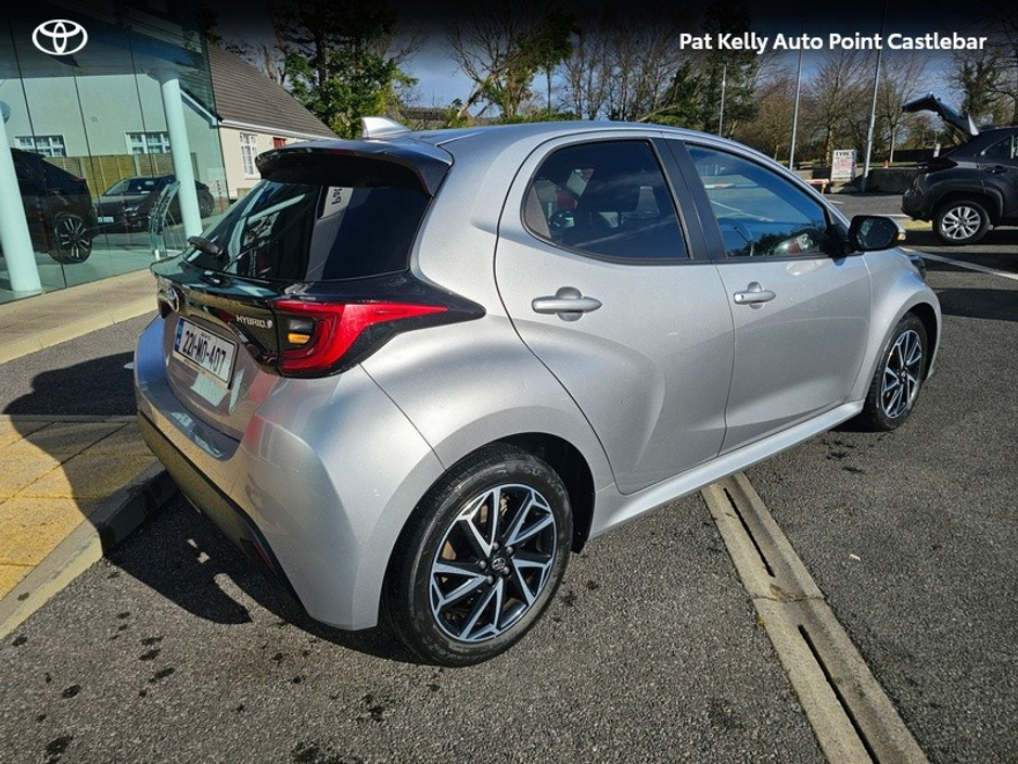 2022 Toyota Yaris - image 2