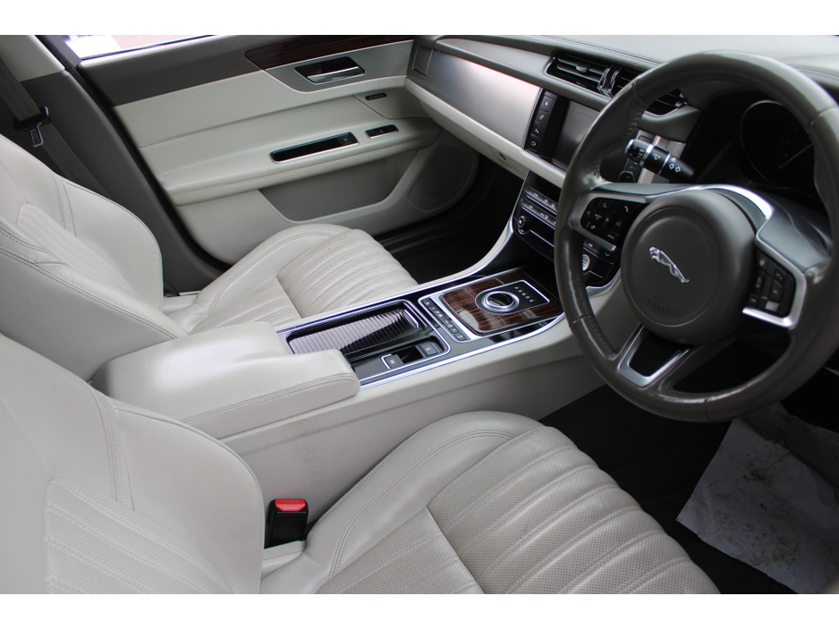 2017 Jaguar XF - image 5