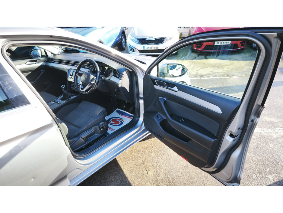 2022 Volkswagen Passat - image 9