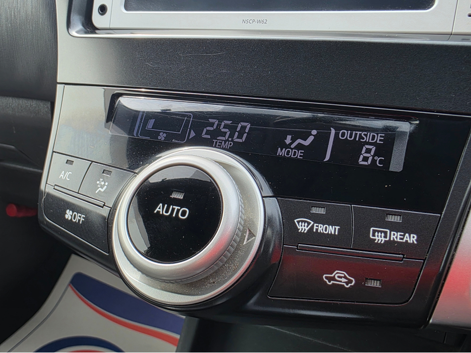 2013 Toyota Prius Alpha - image 21