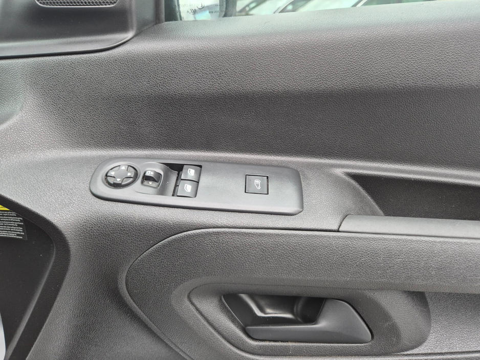 2023 Fiat Doblo - image 11