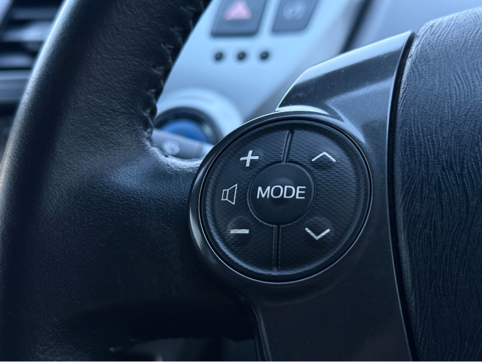 2014 Toyota Prius Alpha - image 19