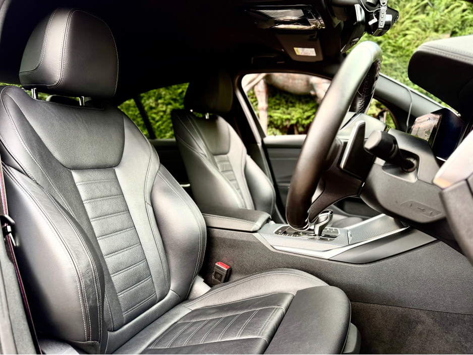 2021 BMW 3 Series - image 12