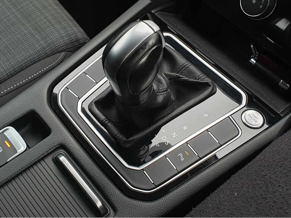 2021 Volkswagen Passat - image 24