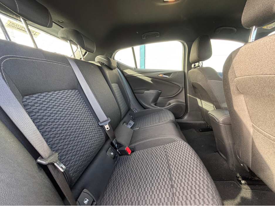 2016 Opel Astra - image 6