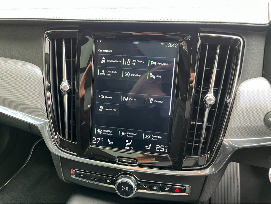 2019 Volvo V90 - image 22